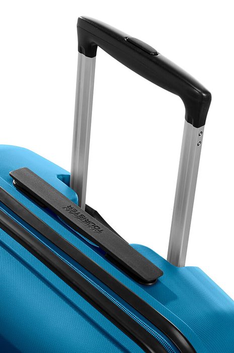 Viacstupňová rukoväť s tlačidlom a zámkom umožňuje pohodlné nastavenie pre cestovateľov akejkoľvek výšky. AMERICAN TOURISTER, VIACSTUPŇOVÁ RUKOVÄŤ S TLAČIDLOM A ZÁMKOM UMOŽŇUJE POHODLNÉ NASTAVENIE PRE CESTOVATEĽOV AKEJKOĽVEK VÝŠKY. - ŠKRUPINOVÉ KUFRE - CESTOVNÉ KUFRE A TAŠKY