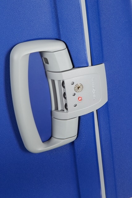 Součástí kufru je připevněný třímístný kombinovaný TSA zámek pro bezpečné cestování SAMSONITE, SOUČÁSTÍ KUFRU JE PŘIPEVNĚNÝ TŘÍMÍSTNÝ KOMBINOVANÝ TSA ZÁMEK PRO BEZPEČNÉ CESTOVÁNÍ - SKOŘEPINOVÉ KUFRY - CESTOVNÍ KUFRY A TAŠKY