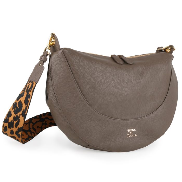 Můžete ji nosit přes rameno nebo crossbody. Součástí je odnímatelný nastavitelný látkový popruh s maximální délkou 120 cm. ELEGA BY DANA M, MŮŽETE JI NOSIT PŘES RAMENO NEBO CROSSBODY. SOUČÁSTÍ JE ODNÍMATELNÝ NASTAVITELNÝ LÁTKOVÝ POPRUH S MAXIMÁLNÍ DÉLKOU 120 CM. - KABELKY PŘES RAMENO - KABELKY
