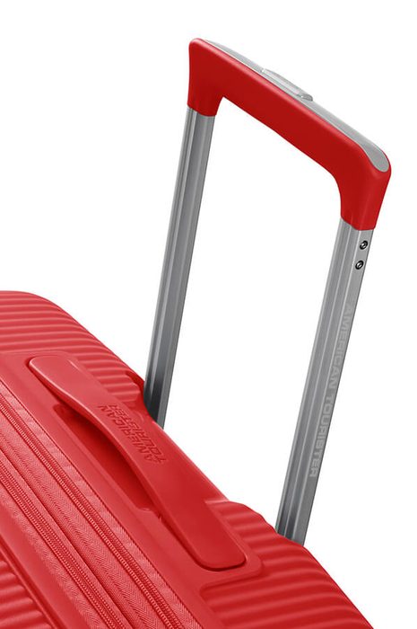 Snadnou manipulaci umožňuje polohovatelná trolej s nastavitelnou délkou a dvě madla (horní a boční). AMERICAN TOURISTER, SNADNOU MANIPULACI UMOŽŇUJE POLOHOVATELNÁ TROLEJ S NASTAVITELNOU DÉLKOU A DVĚ MADLA (HORNÍ A BOČNÍ). - SKOŘEPINOVÉ KUFRY - CESTOVNÍ KUFRY A TAŠKY
