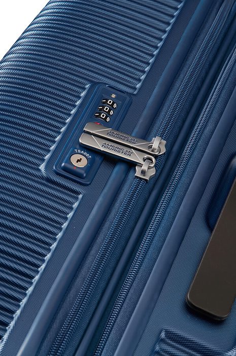 Je vyrobený z polykarbonátu, který se vyznačuje vysokou odolností, lehce omyvatelným povrchem a nižší hmotností. AMERICAN TOURISTER, JE VYROBENÝ Z POLYKARBONÁTU, KTERÝ SE VYZNAČUJE VYSOKOU ODOLNOSTÍ, LEHCE OMYVATELNÝM POVRCHEM A NIŽŠÍ HMOTNOSTÍ. - SKOŘEPINOVÉ KUFRY - CESTOVNÍ KUFRY A TAŠKY