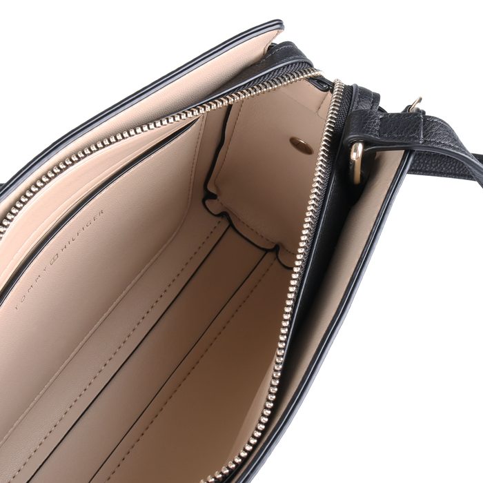 Uvnitř najdete praktickou otevřenou přihrádku vhodnou na mobilní telefon, klíče nebo jiné drobnosti. TOMMY HILFIGER, UVNITŘ NAJDETE PRAKTICKOU OTEVŘENOU PŘIHRÁDKU VHODNOU NA MOBILNÍ TELEFON, KLÍČE NEBO JINÉ DROBNOSTI. - CROSSBODY KABELKY - KABELKY