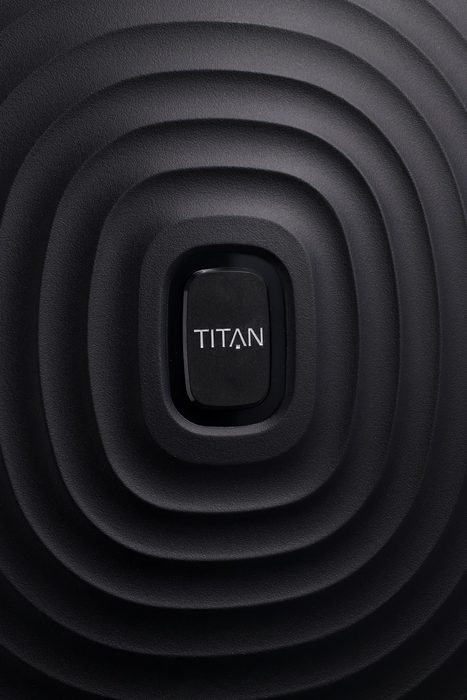 Přední stranu kufru zdobí efektní logo značky Titan situované na střed. TITAN, PŘEDNÍ STRANU KUFRU ZDOBÍ EFEKTNÍ LOGO ZNAČKY TITAN SITUOVANÉ NA STŘED. - SKOŘEPINOVÉ KUFRY - CESTOVNÍ KUFRY A TAŠKY