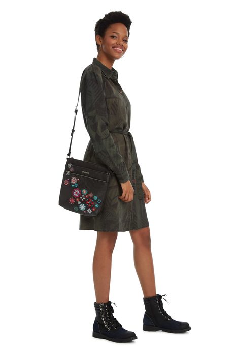 Je určená na nosenie cez rameno alebo crossbody. Popruh je nastaviteľný až na dĺžku 135 cm. DESIGUAL, JE URČENÁ NA NOSENIE CEZ RAMENO ALEBO CROSSBODY. POPRUH JE NASTAVITEĽNÝ AŽ NA DĹŽKU 135 CM. - CROSSBODY KABELKY - KABELKY