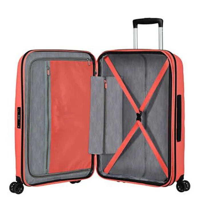 Uvnitř je k dispozici oboustranný balící systém s textilní přepážkou na zip, praktickými kapsami na zip a fixačními popruhy pro stabilizaci obsahu kufru. AMERICAN TOURISTER, UVNITŘ JE K DISPOZICI OBOUSTRANNÝ BALÍCÍ SYSTÉM S TEXTILNÍ PŘEPÁŽKOU NA ZIP, PRAKTICKÝMI KAPSAMI NA ZIP A FIXAČNÍMI POPRUHY PRO STABILIZACI OBSAHU KUFRU. - SKOŘEPINOVÉ KUFRY - CESTOVNÍ KUFRY A TAŠKY