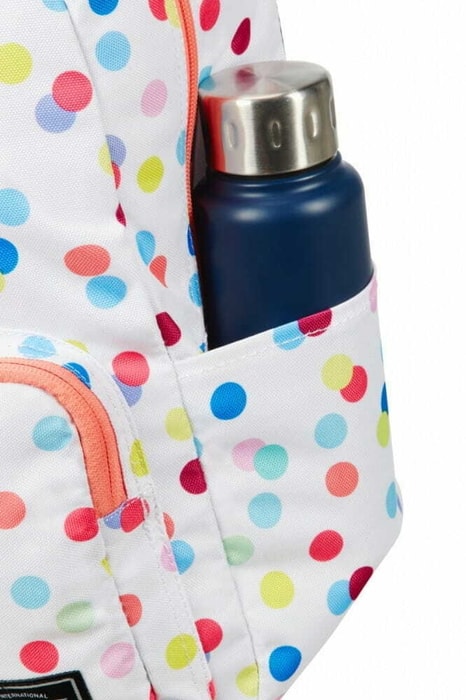 Boční kapsa může posloužit pro uschování lahve na pití. AMERICAN TOURISTER, BOČNÍ KAPSA MŮŽE POSLOUŽIT PRO USCHOVÁNÍ LAHVE NA PITÍ. - DÁMSKÉ BATOHY - BATOHY