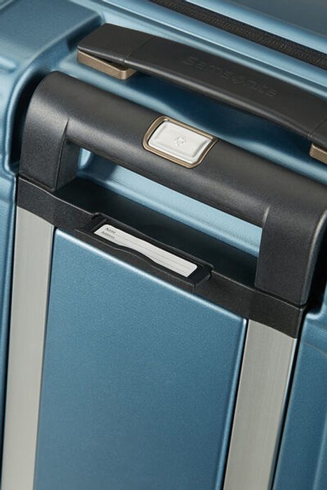 Etichetă de nume, integrată pe partea din spate a trolerului SAMSONITE, ETICHETĂ DE NUME, INTEGRATĂ PE PARTEA DIN SPATE A TROLERULUI - TROLERE RIGIDE - TROLERE ȘI GENȚI DE VOIAJ
