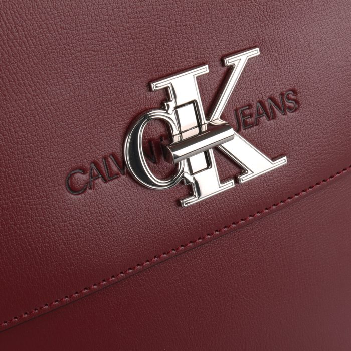 Dámsky batoh z kolekcie CKJ Monogram je vyrobený zo syntetickej kože v hladkej úprave. CALVIN KLEIN, DÁMSKY BATOH Z KOLEKCIE CKJ MONOGRAM JE VYROBENÝ ZO SYNTETICKEJ KOŽE V HLADKEJ ÚPRAVE. - DÁMSKE BATOHY - BATOHY
