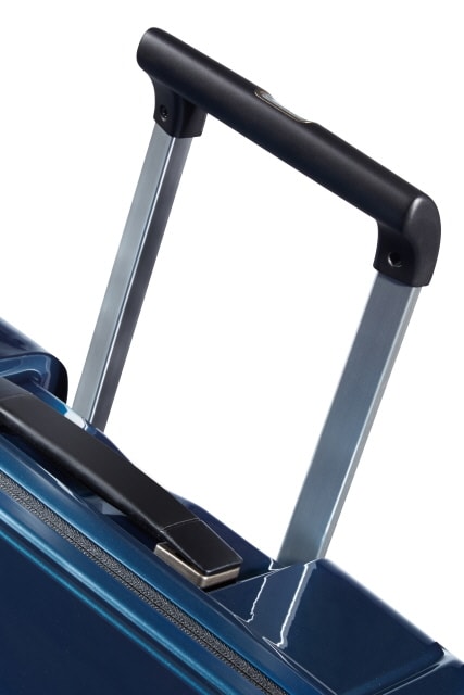 Mânerul dublu și ușor care se adaptează la înălțimea utilizatorului. SAMSONITE, MÂNERUL DUBLU ȘI UȘOR CARE SE ADAPTEAZĂ LA ÎNĂLȚIMEA UTILIZATORULUI. - TROLERE RIGIDE - TROLERE ȘI GENȚI DE VOIAJ