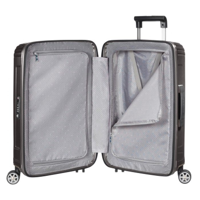 În ceea ce privește spațiul de depozitare, trolerul este echipat cu un compartiment inferior cu bretele încrucișate și un compartiment superior cu un separator. SAMSONITE, ÎN CEEA CE PRIVEȘTE SPAȚIUL DE DEPOZITARE, TROLERUL ESTE ECHIPAT CU UN COMPARTIMENT INFERIOR CU BRETELE ÎNCRUCIȘATE ȘI UN COMPARTIMENT SUPERIOR CU UN SEPARATOR. - TROLERE RIGIDE - TROLERE ȘI GENȚI DE VOIAJ