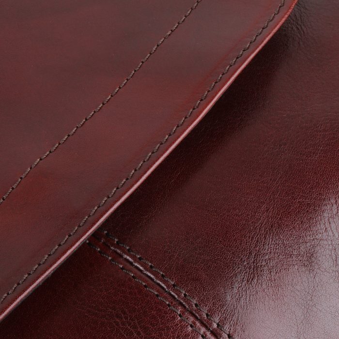 Kabelka je vyrobená z hovädzej kože. SNĚŽKA NÁCHOD, KABELKA JE VYROBENÁ Z HOVÄDZEJ KOŽE. - CROSSBODY KABELKY - KABELKY