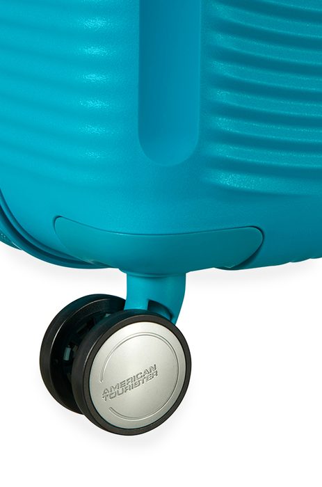 Pro pohodlné převážení z místa na místo je kufr vybaven čtyřmi dvojitými kolečky, která se otáčejí v plném rozsahu 360°. AMERICAN TOURISTER, PRO POHODLNÉ PŘEVÁŽENÍ Z MÍSTA NA MÍSTO JE KUFR VYBAVEN ČTYŘMI DVOJITÝMI KOLEČKY, KTERÁ SE OTÁČEJÍ V PLNÉM ROZSAHU 360°. - SKOŘEPINOVÉ KUFRY - CESTOVNÍ KUFRY A TAŠKY