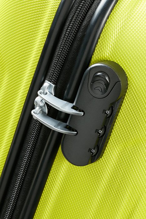 De asemenea este prevăzut cu fermoare de calitate, mâner superior pentru ridicare ușoară și patru roți duble pentru o manipulare ușoară. AMERICAN TOURISTER, DE ASEMENEA ESTE PREVĂZUT CU FERMOARE DE CALITATE, MÂNER SUPERIOR PENTRU RIDICARE UȘOARĂ ȘI PATRU ROȚI DUBLE PENTRU O MANIPULARE UȘOARĂ. - BAGAJE DE MÂNĂ - TROLERE ȘI GENȚI DE VOIAJ