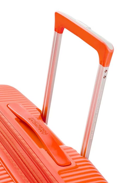 Snadnou manipulaci umožňuje polohovatelná trolej s nastavitelnou délkou a dvě madla (horní a boční). AMERICAN TOURISTER, SNADNOU MANIPULACI UMOŽŇUJE POLOHOVATELNÁ TROLEJ S NASTAVITELNOU DÉLKOU A DVĚ MADLA (HORNÍ A BOČNÍ). - SKOŘEPINOVÉ KUFRY - CESTOVNÍ KUFRY A TAŠKY