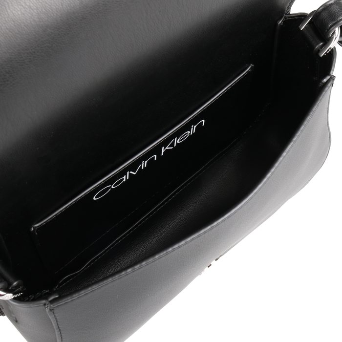 Uvnitř je k dispozici jedna malá otevřená kapsa na drobnosti. CALVIN KLEIN, UVNITŘ JE K DISPOZICI JEDNA MALÁ OTEVŘENÁ KAPSA NA DROBNOSTI. - CROSSBODY KABELKY - KABELKY