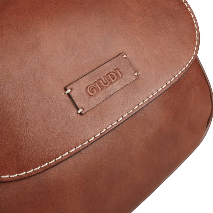 Kabelka je vyrobená z kože v hladkej úprave. GIUDI, KABELKA JE VYROBENÁ Z KOŽE V HLADKEJ ÚPRAVE. - CROSSBODY KABELKY - KABELKY