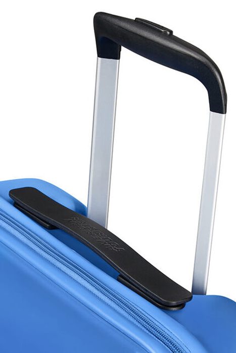 Nesmí chybět ani výsuvná rukojeť s aretací a horní madlo pro snadnou manipulaci. AMERICAN TOURISTER, NESMÍ CHYBĚT ANI VÝSUVNÁ RUKOJEŤ S ARETACÍ A HORNÍ MADLO PRO SNADNOU MANIPULACI. - PŘÍRUČNÍ ZAVAZADLA - CESTOVNÍ KUFRY A TAŠKY