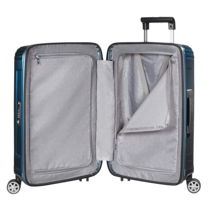 În ceea ce privește spațiul de depozitare, trolerul este echipat cu un compartiment inferior cu bretele încrucișate și un compartiment superior cu un separator. SAMSONITE, ÎN CEEA CE PRIVEȘTE SPAȚIUL DE DEPOZITARE, TROLERUL ESTE ECHIPAT CU UN COMPARTIMENT INFERIOR CU BRETELE ÎNCRUCIȘATE ȘI UN COMPARTIMENT SUPERIOR CU UN SEPARATOR. - TROLERE RIGIDE - TROLERE ȘI GENȚI DE VOIAJ
