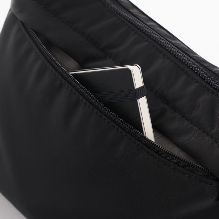 Další přihrádka na zip je pro vás k dispozici na zadní straně kabelky. HEDGREN, DALŠÍ PŘIHRÁDKA NA ZIP JE PRO VÁS K DISPOZICI NA ZADNÍ STRANĚ KABELKY. - KABELKY PŘES RAMENO - KABELKY