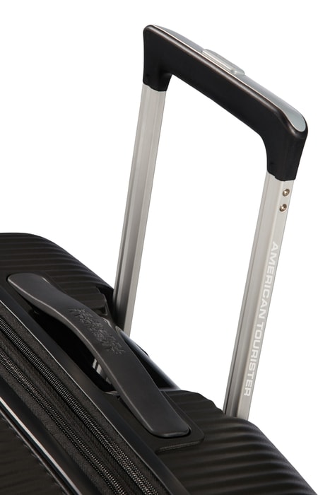 Snadnou manipulaci umožňuje polohovatelná trolej s nastavitelnou délkou a dvě madla (horní a boční). AMERICAN TOURISTER, SNADNOU MANIPULACI UMOŽŇUJE POLOHOVATELNÁ TROLEJ S NASTAVITELNOU DÉLKOU A DVĚ MADLA (HORNÍ A BOČNÍ). - PŘÍRUČNÍ ZAVAZADLA - CESTOVNÍ KUFRY A TAŠKY