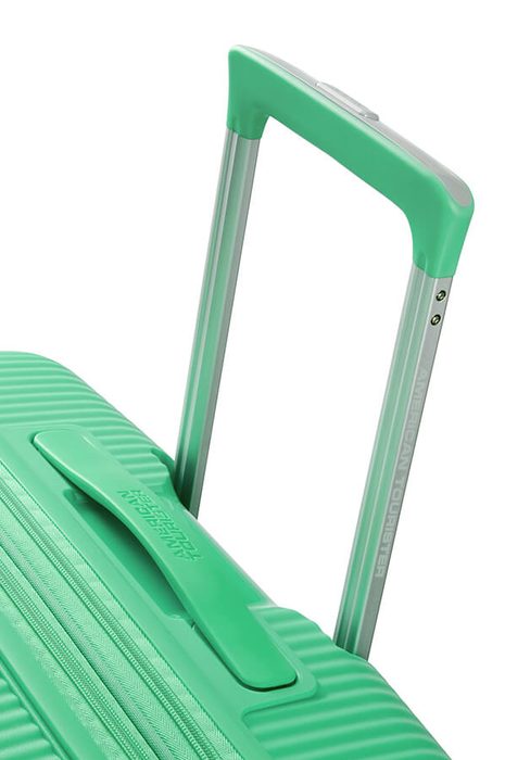Snadnou manipulaci umožňuje polohovatelná trolej s nastavitelnou délkou a dvě madla (horní a boční). AMERICAN TOURISTER, SNADNOU MANIPULACI UMOŽŇUJE POLOHOVATELNÁ TROLEJ S NASTAVITELNOU DÉLKOU A DVĚ MADLA (HORNÍ A BOČNÍ). - SKOŘEPINOVÉ KUFRY - CESTOVNÍ KUFRY A TAŠKY