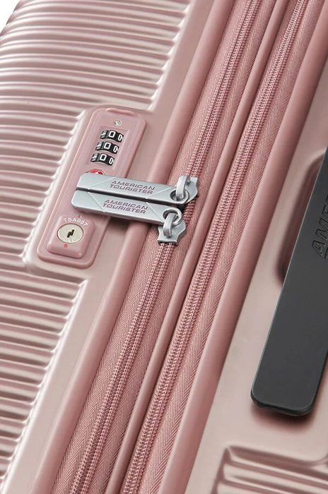 Je vyrobený z polykarbonátu, který se vyznačuje vysokou odolností, lehce omyvatelným povrchem a nižší hmotností. AMERICAN TOURISTER, JE VYROBENÝ Z POLYKARBONÁTU, KTERÝ SE VYZNAČUJE VYSOKOU ODOLNOSTÍ, LEHCE OMYVATELNÝM POVRCHEM A NIŽŠÍ HMOTNOSTÍ. - SKOŘEPINOVÉ KUFRY - CESTOVNÍ KUFRY A TAŠKY