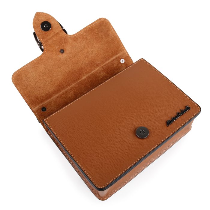 Je uzatvárateľná pomocu chlopne s kovovým patentom. MARINA GALANTI, JE UZATVÁRATEĽNÁ POMOCU CHLOPNE S KOVOVÝM PATENTOM. - CROSSBODY KABELKY - KABELKY