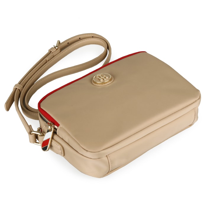 Na svých cestách oceníte také bezpečné zavírání na zip. TOMMY HILFIGER, NA SVÝCH CESTÁCH OCENÍTE TAKÉ BEZPEČNÉ ZAVÍRÁNÍ NA ZIP. - CROSSBODY KABELKY - KABELKY
