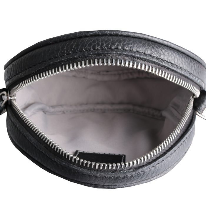 Kabelku zapnete bezpečne na zips. Je určená na najnutnejšie veci, ako sú telefón, menšie peňaženka, kľúče či vreckovky. ELEGA, KABELKU ZAPNETE BEZPEČNE NA ZIPS. JE URČENÁ NA NAJNUTNEJŠIE VECI, AKO SÚ TELEFÓN, MENŠIE PEŇAŽENKA, KĽÚČE ČI VRECKOVKY. - CROSSBODY KABELKY - KABELKY