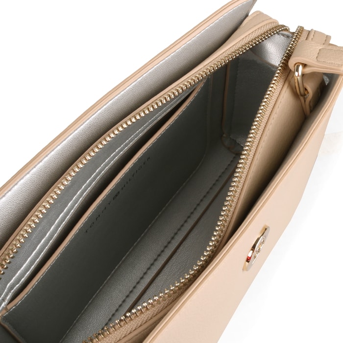 Uvnitř najdete praktickou otevřenou přihrádku vhodnou na mobilní telefon, klíče nebo jiné drobnosti. TOMMY HILFIGER, UVNITŘ NAJDETE PRAKTICKOU OTEVŘENOU PŘIHRÁDKU VHODNOU NA MOBILNÍ TELEFON, KLÍČE NEBO JINÉ DROBNOSTI. - CROSSBODY KABELKY - KABELKY