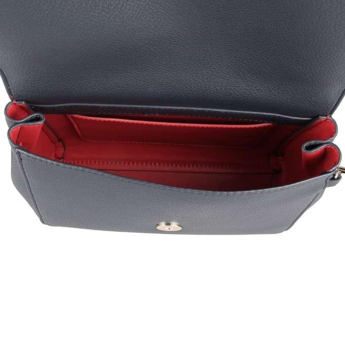 Hlavná priehradka je uzatvárateľná klopňou a magnetom. Vnútri je k dispozícii jedna otvorená priehradka na drobnosti. TOMMY HILFIGER, HLAVNÁ PRIEHRADKA JE UZATVÁRATEĽNÁ KLOPŇOU A MAGNETOM. VNÚTRI JE K DISPOZÍCII JEDNA OTVORENÁ PRIEHRADKA NA DROBNOSTI. - CROSSBODY KABELKY - KABELKY