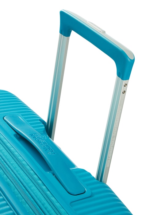 Snadnou manipulaci umožňuje polohovatelná trolej s nastavitelnou délkou a dvě madla (horní a boční). AMERICAN TOURISTER, SNADNOU MANIPULACI UMOŽŇUJE POLOHOVATELNÁ TROLEJ S NASTAVITELNOU DÉLKOU A DVĚ MADLA (HORNÍ A BOČNÍ). - SKOŘEPINOVÉ KUFRY - CESTOVNÍ KUFRY A TAŠKY
