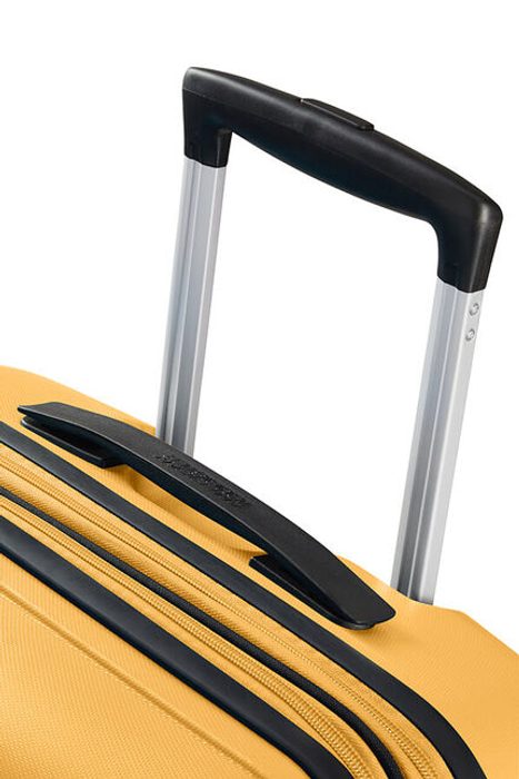 Dále v jeho výbavě naleznete výsuvnou dvojitou trolej s aretací a horní a boční madlo. AMERICAN TOURISTER, DÁLE V JEHO VÝBAVĚ NALEZNETE VÝSUVNOU DVOJITOU TROLEJ S ARETACÍ A HORNÍ A BOČNÍ MADLO. - SKOŘEPINOVÉ KUFRY - CESTOVNÍ KUFRY A TAŠKY
