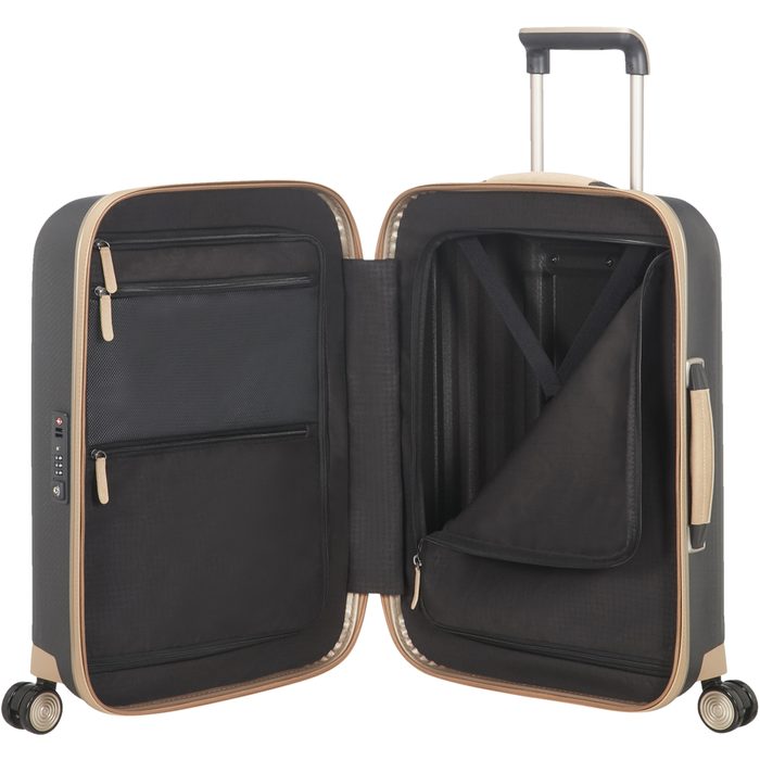 Prémiový praktický interiér disponuje jemnou kvalitní podšívkou, dvěma dělícími příčkami na zip a fixačními popruhy. SAMSONITE, PRÉMIOVÝ PRAKTICKÝ INTERIÉR DISPONUJE JEMNOU KVALITNÍ PODŠÍVKOU, DVĚMA DĚLÍCÍMI PŘÍČKAMI NA ZIP A FIXAČNÍMI POPRUHY. - PŘÍRUČNÍ ZAVAZADLA - CESTOVNÍ KUFRY A TAŠKY