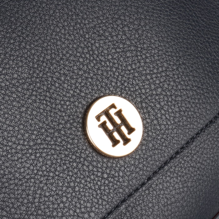 Kabelka Charming Tommy je vyrobená zo syntetickej kože. TOMMY HILFIGER, KABELKA CHARMING TOMMY JE VYROBENÁ ZO SYNTETICKEJ KOŽE. - CROSSBODY KABELKY - KABELKY