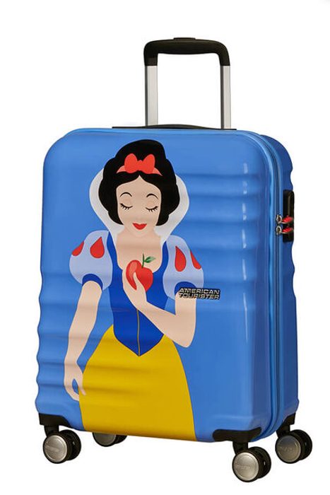 Neodolatelný skořepinový kufr na čtyřech kolečkách vhodný na palubu letadla od značky American Tourister s motivem ikonických princezen z vašich nejoblíbenějších pohádek. AMERICAN TOURISTER, NEODOLATELNÝ SKOŘEPINOVÝ KUFR NA ČTYŘECH KOLEČKÁCH VHODNÝ NA PALUBU LETADLA OD ZNAČKY AMERICAN TOURISTER S MOTIVEM IKONICKÝCH PRINCEZEN Z VAŠICH NEJOBLÍBENĚJŠÍCH POHÁDEK. - PŘÍRUČNÍ ZAVAZADLA - CESTOVNÍ KUFRY A TAŠKY