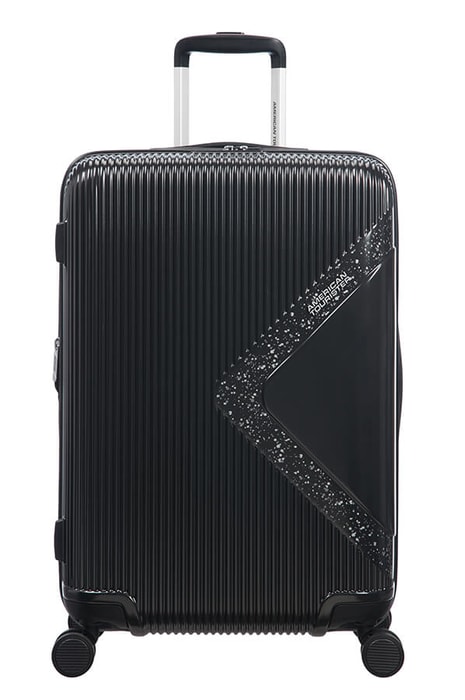 Na přední straně kufru se vyjímá logo značky American Tourister. AMERICAN TOURISTER, NA PŘEDNÍ STRANĚ KUFRU SE VYJÍMÁ LOGO ZNAČKY AMERICAN TOURISTER. - SKOŘEPINOVÉ KUFRY - CESTOVNÍ KUFRY A TAŠKY
