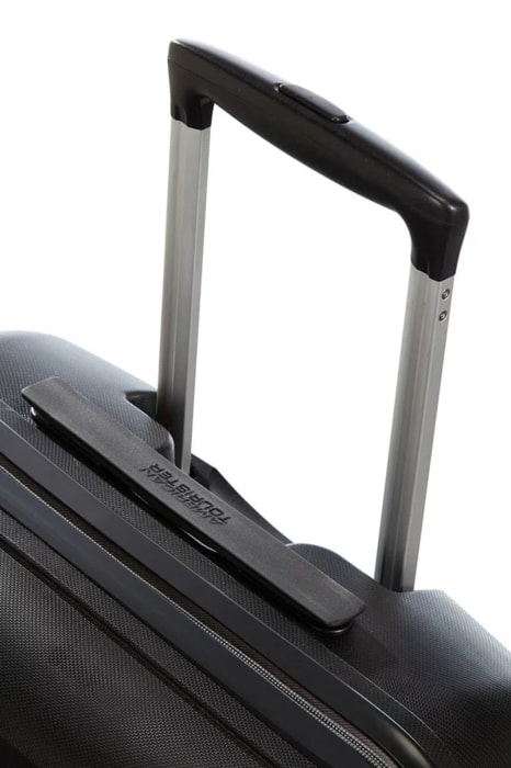 Viacstupňová rukoväť s tlačidlom a zámkom umožňuje pohodlné nastavenie pre cestovateľov akejkoľvek výšky. AMERICAN TOURISTER, VIACSTUPŇOVÁ RUKOVÄŤ S TLAČIDLOM A ZÁMKOM UMOŽŇUJE POHODLNÉ NASTAVENIE PRE CESTOVATEĽOV AKEJKOĽVEK VÝŠKY. - ŠKRUPINOVÉ KUFRE - CESTOVNÉ KUFRE A TAŠKY
