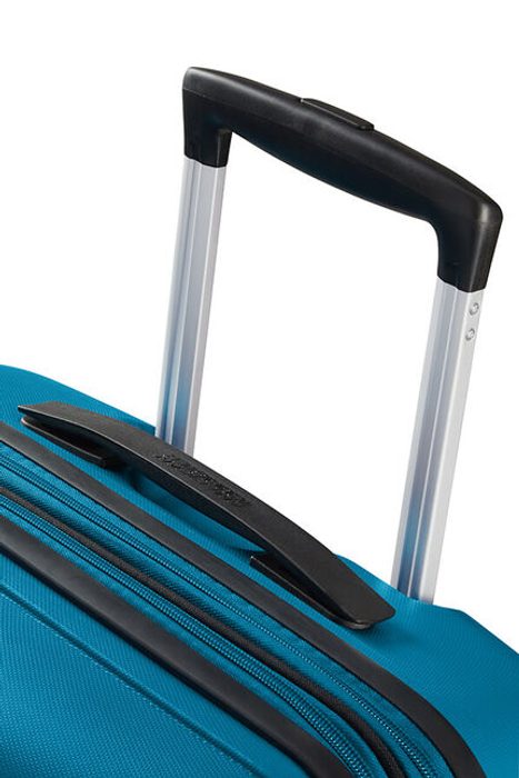 Dále v jeho výbavě naleznete výsuvnou dvojitou trolej s aretací a horní a boční madlo. AMERICAN TOURISTER, DÁLE V JEHO VÝBAVĚ NALEZNETE VÝSUVNOU DVOJITOU TROLEJ S ARETACÍ A HORNÍ A BOČNÍ MADLO. - SKOŘEPINOVÉ KUFRY - CESTOVNÍ KUFRY A TAŠKY