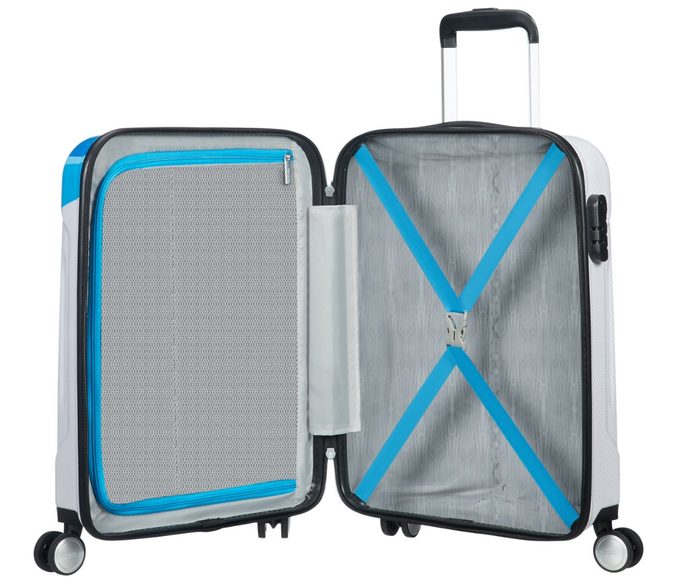 În ceea ce privește spațiul de depozitare, trolerul este echipat cu bretele pentru fixarea conținutului în spațiul inferior și un separator în spațiul superior. AMERICAN TOURISTER, ÎN CEEA CE PRIVEȘTE SPAȚIUL DE DEPOZITARE, TROLERUL ESTE ECHIPAT CU BRETELE PENTRU FIXAREA CONȚINUTULUI ÎN SPAȚIUL INFERIOR ȘI UN SEPARATOR ÎN SPAȚIUL SUPERIOR. - BAGAJE DE MÂNĂ - TROLERE ȘI GENȚI DE VOIAJ