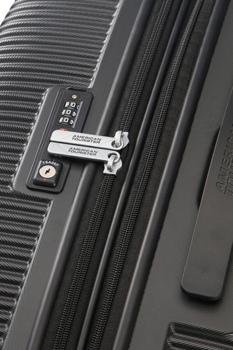 Je vyrobený z polykarbonátu, který se vyznačuje vysokou odolností, lehce omyvatelným povrchem a nižší hmotností. AMERICAN TOURISTER, JE VYROBENÝ Z POLYKARBONÁTU, KTERÝ SE VYZNAČUJE VYSOKOU ODOLNOSTÍ, LEHCE OMYVATELNÝM POVRCHEM A NIŽŠÍ HMOTNOSTÍ. - SKOŘEPINOVÉ KUFRY - CESTOVNÍ KUFRY A TAŠKY