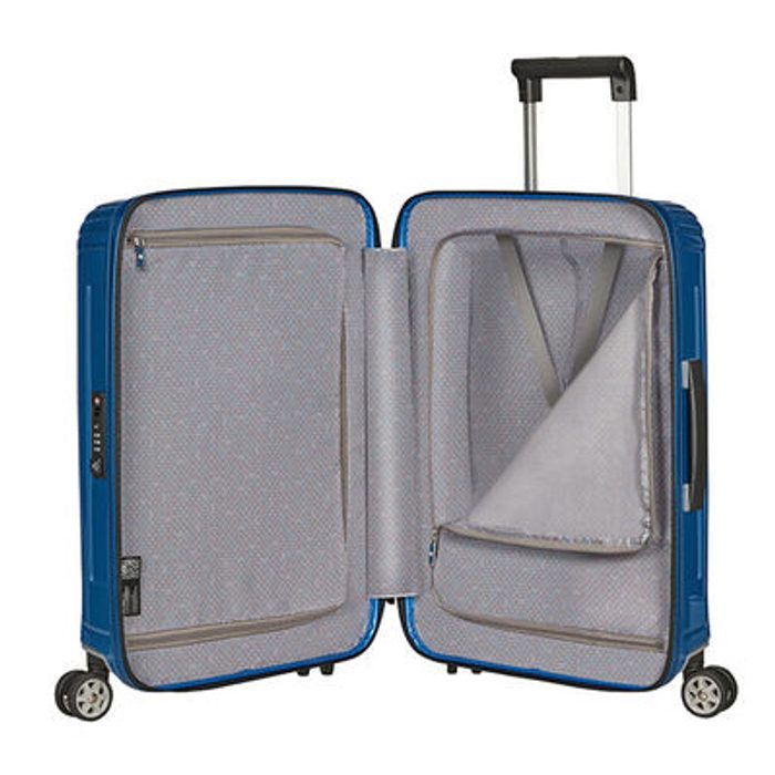 În ceea ce privește spațiul de depozitare, trolerul este echipat cu un compartiment inferior cu bretele încrucișate și un compartiment superior cu un separator. SAMSONITE, ÎN CEEA CE PRIVEȘTE SPAȚIUL DE DEPOZITARE, TROLERUL ESTE ECHIPAT CU UN COMPARTIMENT INFERIOR CU BRETELE ÎNCRUCIȘATE ȘI UN COMPARTIMENT SUPERIOR CU UN SEPARATOR. - TROLERE RIGIDE - TROLERE ȘI GENȚI DE VOIAJ