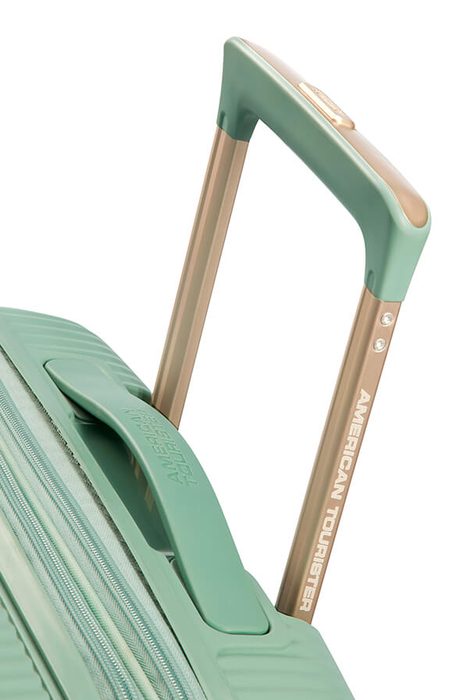 Snadnou manipulaci umožňuje polohovatelná trolej s nastavitelnou délkou a dvě madla (horní a boční). AMERICAN TOURISTER, SNADNOU MANIPULACI UMOŽŇUJE POLOHOVATELNÁ TROLEJ S NASTAVITELNOU DÉLKOU A DVĚ MADLA (HORNÍ A BOČNÍ). - PŘÍRUČNÍ ZAVAZADLA - CESTOVNÍ KUFRY A TAŠKY