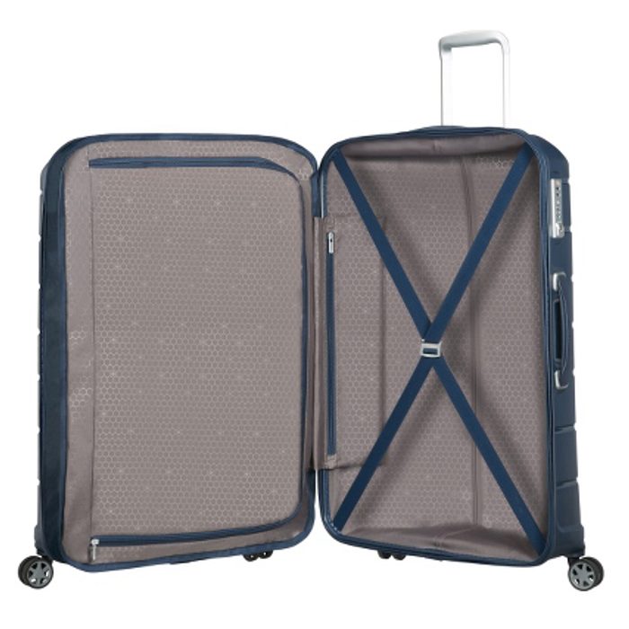 În ceea ce privește spațiul de depozitare, trolerul este echipat cu un compartiment inferior cu bretele pentru fixarea conținutului și un compartiment superior cu pereți despărțitori. SAMSONITE, ÎN CEEA CE PRIVEȘTE SPAȚIUL DE DEPOZITARE, TROLERUL ESTE ECHIPAT CU UN COMPARTIMENT INFERIOR CU BRETELE PENTRU FIXAREA CONȚINUTULUI ȘI UN COMPARTIMENT SUPERIOR CU PEREȚI DESPĂRȚITORI. - TROLERE RIGIDE - TROLERE ȘI GENȚI DE VOIAJ