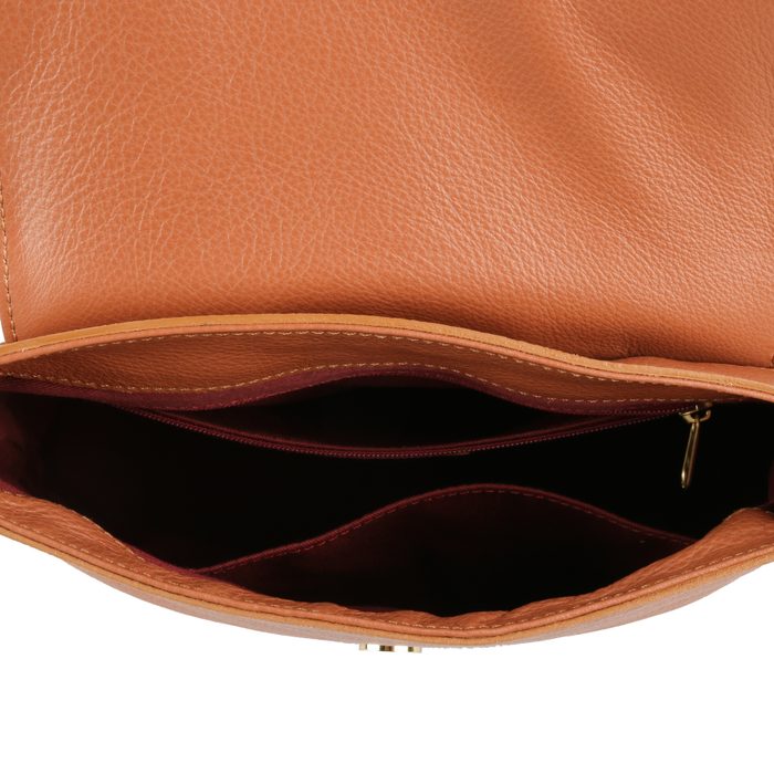 Uvnitř batohu najdete jednu otevřenou a jednu zipovou kapsičku na drobnosti. ELEGA BY DANA M, UVNITŘ BATOHU NAJDETE JEDNU OTEVŘENOU A JEDNU ZIPOVOU KAPSIČKU NA DROBNOSTI. - DÁMSKÉ BATOHY - BATOHY