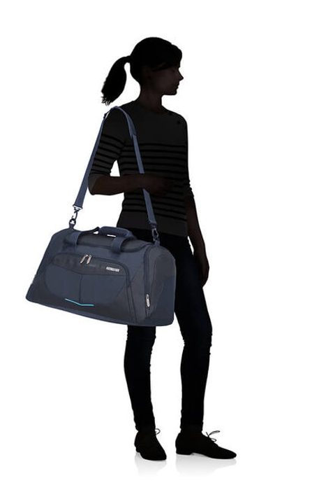 Môžete ju nosiť v ruke aj cez rameno. Súčasťou je nastaviteľný popruh s ramennou výstelkou. AMERICAN TOURISTER, MÔŽETE JU NOSIŤ V RUKE AJ CEZ RAMENO. SÚČASŤOU JE NASTAVITEĽNÝ POPRUH S RAMENNOU VÝSTELKOU. - CESTOVNÉ TAŠKY - CESTOVNÉ KUFRE A TAŠKY