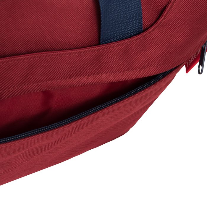 Na přední straně je praktická kapsa na zip. REISENTHEL, NA PŘEDNÍ STRANĚ JE PRAKTICKÁ KAPSA NA ZIP. - TAŠKY NA NOTEBOOKY A DOKUMENTY - KABELKY