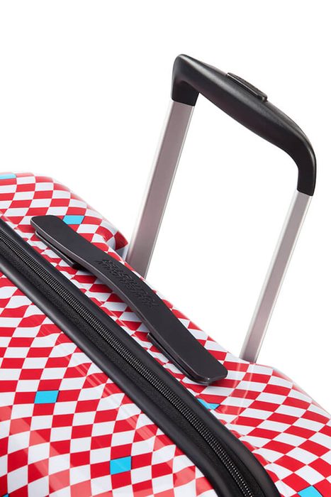 V jeho výbavě dále najdete odolnou výsuvnou rukojeť, která usnadňuje zvedání a přenášení zavazadla. AMERICAN TOURISTER, V JEHO VÝBAVĚ DÁLE NAJDETE ODOLNOU VÝSUVNOU RUKOJEŤ, KTERÁ USNADŇUJE ZVEDÁNÍ A PŘENÁŠENÍ ZAVAZADLA. - PŘÍRUČNÍ ZAVAZADLA - CESTOVNÍ KUFRY A TAŠKY