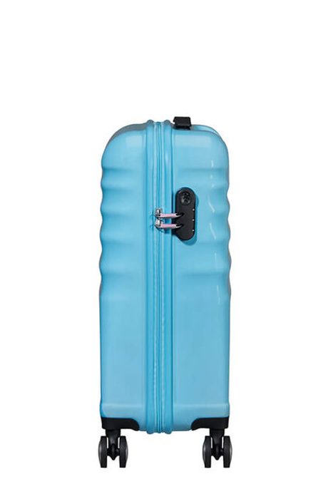 V jeho výbavě naleznete také kombinační tříčíselný bezpečnostní zámek. AMERICAN TOURISTER, V JEHO VÝBAVĚ NALEZNETE TAKÉ KOMBINAČNÍ TŘÍČÍSELNÝ BEZPEČNOSTNÍ ZÁMEK. - PŘÍRUČNÍ ZAVAZADLA - CESTOVNÍ KUFRY A TAŠKY