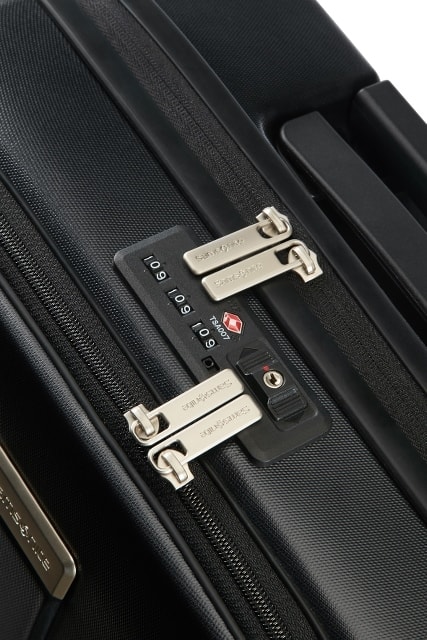 Táto elegantná príručná batožina obsahuje kombinovaný zámok s TSA zámkom pre bezpečné cestovanie. SAMSONITE, TÁTO ELEGANTNÁ PRÍRUČNÁ BATOŽINA OBSAHUJE KOMBINOVANÝ ZÁMOK S TSA ZÁMKOM PRE BEZPEČNÉ CESTOVANIE. - PRÍRUČNÁ BATOŽINA - CESTOVNÉ KUFRE A TAŠKY